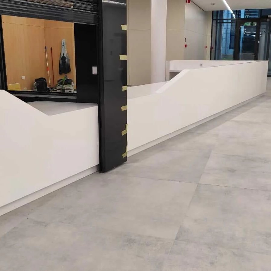CorMania Lady recepcyjne (Corian®, także w połączeniu z drewnem) — zdjęcie 2