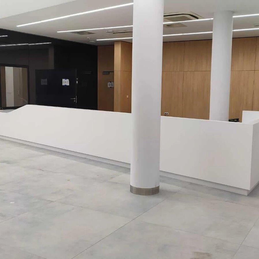 CorMania Lady recepcyjne (Corian®, także w połączeniu z drewnem) — zdjęcie 3