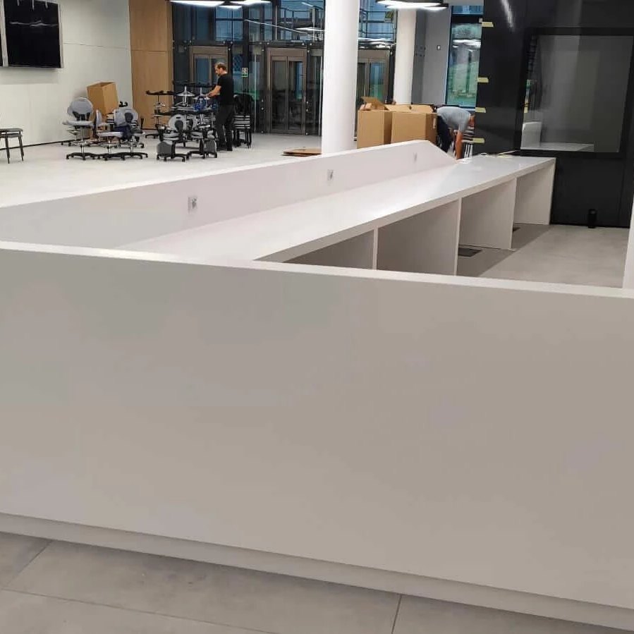 CorMania Lady recepcyjne (Corian®, także w połączeniu z drewnem) — zdjęcie 4