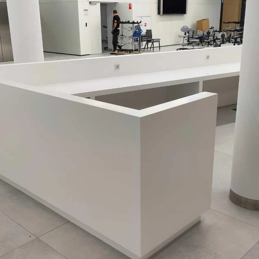 CorMania Lady recepcyjne (Corian®, także w połączeniu z drewnem) — zdjęcie 5