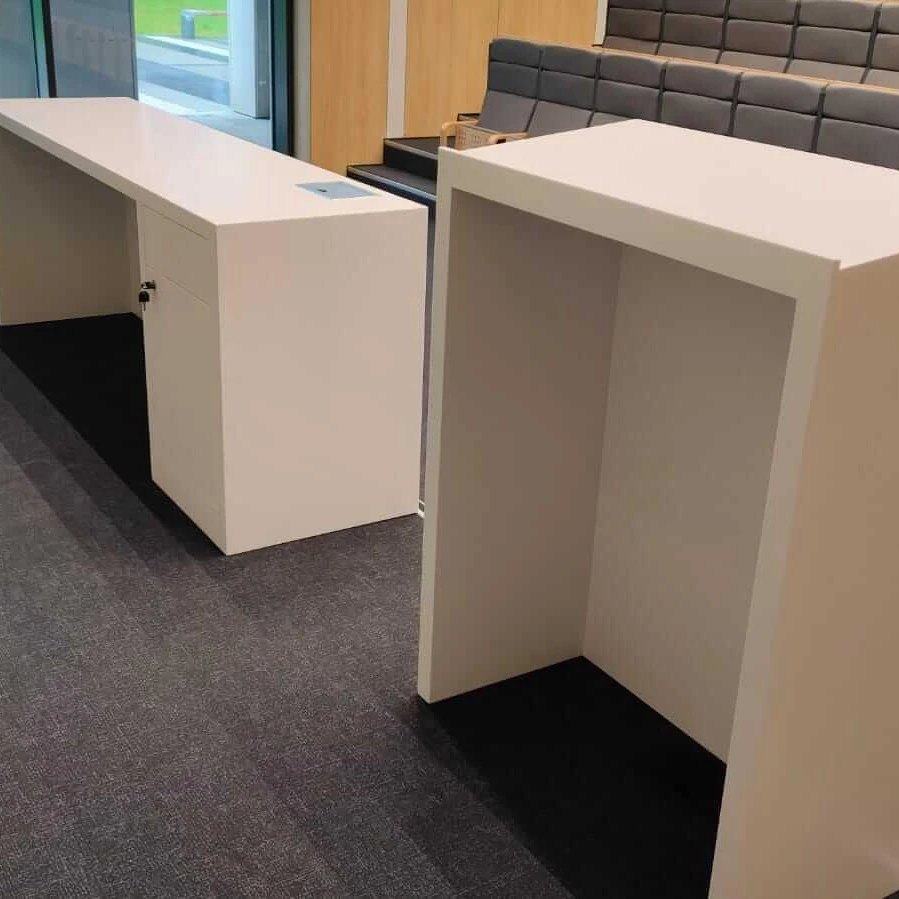 CorMania Lady recepcyjne (Corian®, także w połączeniu z drewnem) — zdjęcie 6